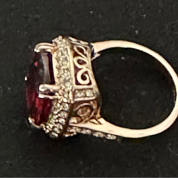 Rose Gold Toned Ring w Large Garnet Colored Oval-Cut Center Stone Size 6 - Picture 6 of 12